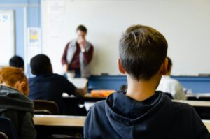 Jak napisać skuteczną rozprawkę: Przewodnik dla uczniów i studentów